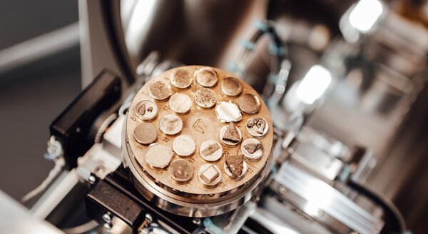 Sample holder for a scanning electron microscope (SEM) for materials analysis | © CRB Analyse Service GmbH